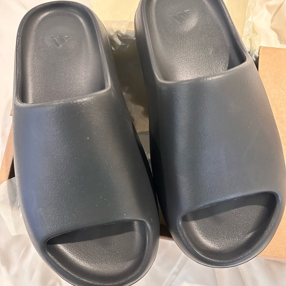 YZY slides size 12